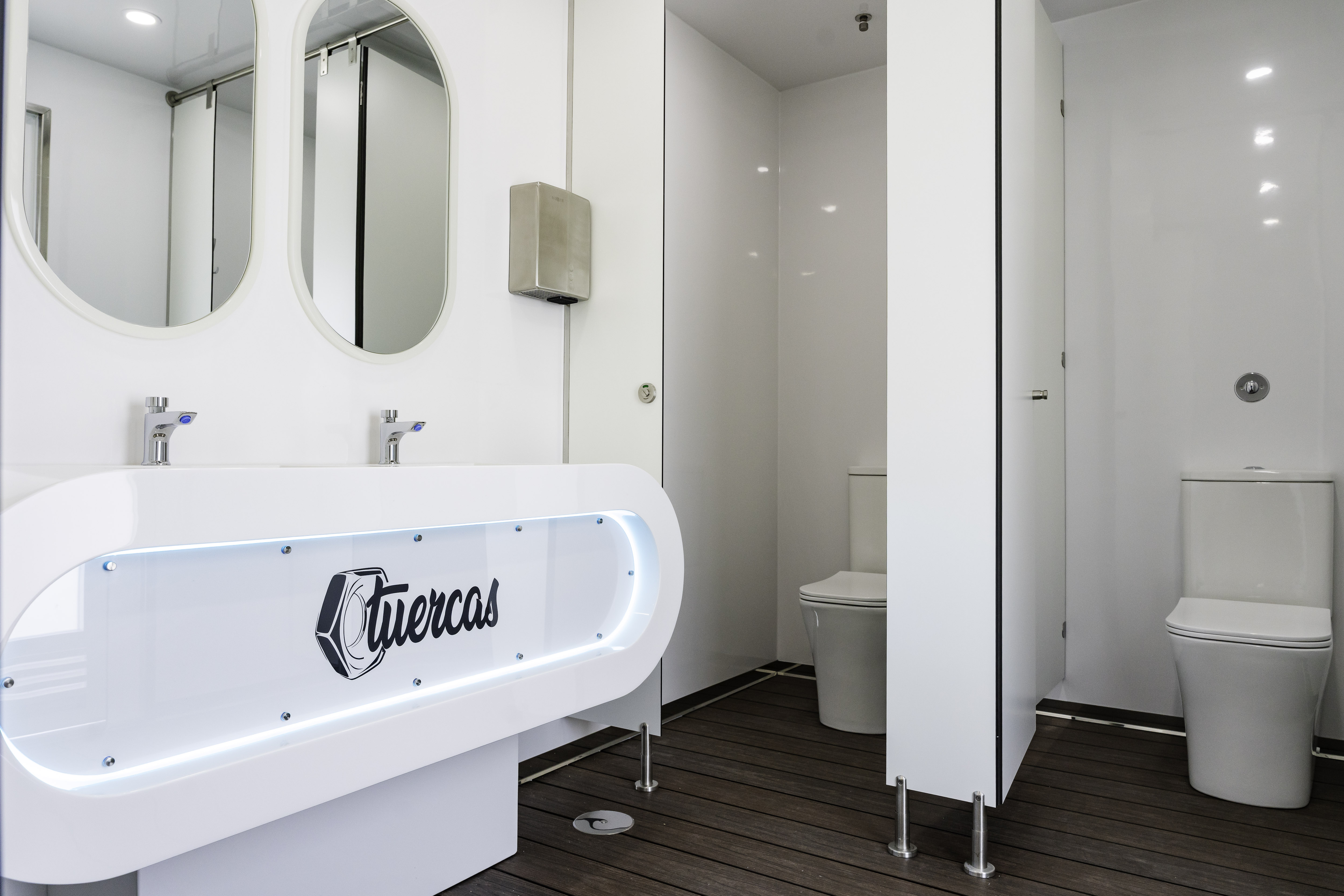 Baño portátil adaptado para personas discapacitadas con rampa para silla de ruedas
